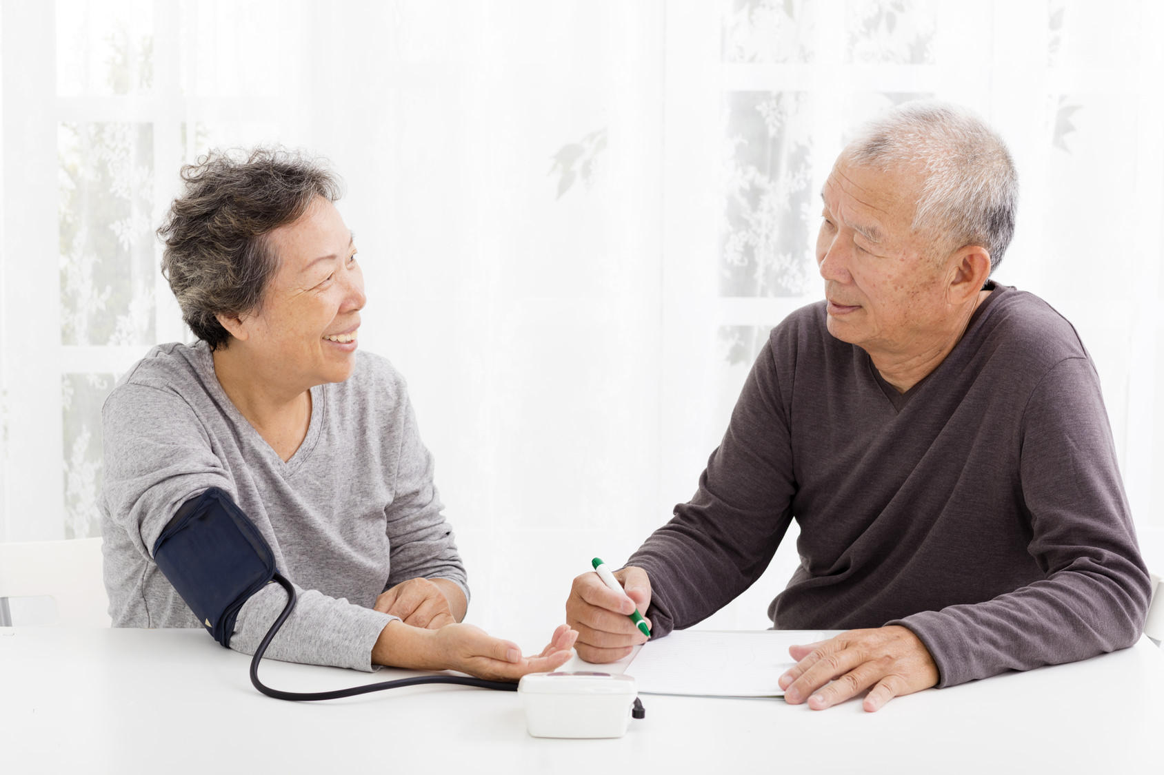 在宅介護でご自身やご家族が記録をつけるなら