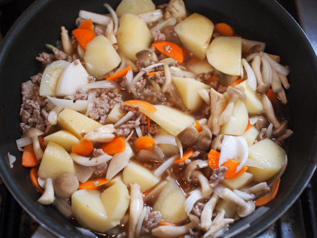 旬の新じゃがいもと新玉ねぎで作る！肉じゃが