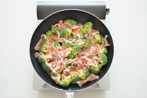 豚肉とブロッコリーのオイル蒸し