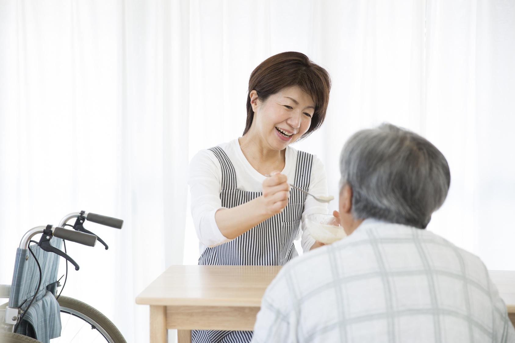 訪問介護員（ホームヘルパー）の仕事内容とは？ 介護の便利帖｜あずみ苑－介護施設・有料老人ホーム レオパレス21グループ