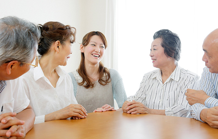 （写真2）お仲間たちとの会話はホッとするひとときです。