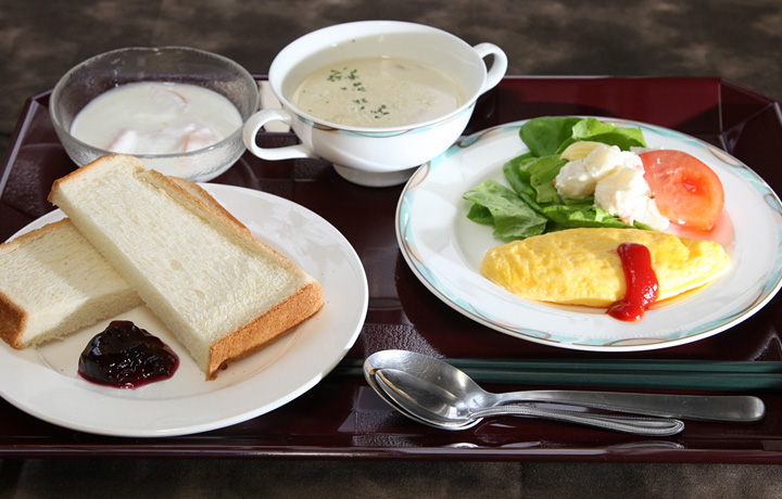 （写真1）栄養バランスを考慮した朝食です。