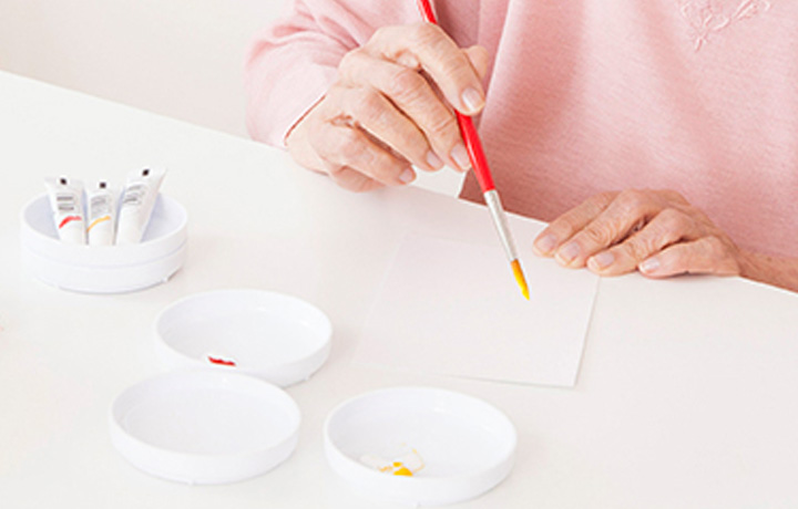 （写真2）もの作りを楽しめる絵手紙作りです。